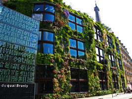 Musée du Quai Branly, Façade verre, Mur végétal, immeuble haussmannien et Tour Eiffel, mai 2012