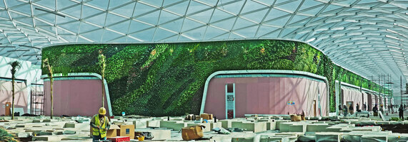 Koweit 360 International Tennis Complexe, KITC, entrance part of the 410 m long Vertical Garden at the end of plant installation, Design by Patrick Blanc Jan. 2020