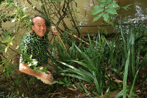 Patrick Blanc and a yellow blotched form of Aspidistra hainanensis, Khao Kho, Thailand, Nov. 2018