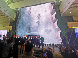 Patrick Blanc and the VIP guests in front of the Wonderfall on the inauguration day of the Changi T2 expansion and revamping, 1st Nov. 2023