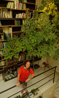 Patrick Blanc at home under bookshelves and blooming Heptapleurum (syn. Schefflera) heterophyllum, Sept.2016