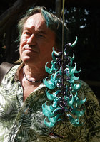 Patrick Blanc behind the hanging inflorescence of the Philippinian cultivated Strongylodon macrobotrys, Dambri Waterfall, Bao Loc, Vietnam, Nov. 2019