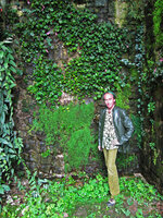 Patrick Blanc dans sa Caverne Végétale, La Roche Guyon, 2007