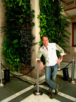 Patrick Blanc devant Mur Ambassade Delhi, Dec. 2006