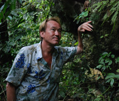 Patrick Blanc discovering the yet undescribed Begonia hughesii, Lion&#039;s Cave, Sabang, Philippines, Feb. 2009