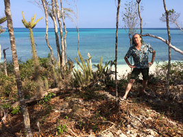 Patrick Blanc in coastal karst vegetation dominated by cacti, Guardalavaca, Cuba, Feb. 2017 [nid: 12683]