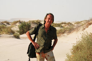 Patrick Blanc in the sandy desert, Qatar, Aug. 2011