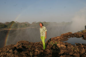 Patrick Blanc just above the Falls, on the rocks totally covered by dry Ledermanniella tenax, a rheophytic annual Podostemaceae, Victoria Falls, Zambia, Sept. 2017