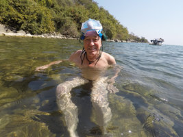 Patrick Blanc, just after observing the endemic Mbunas Cichlid fishes, Lake Malawi NP, Aug. 2017