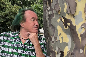Patrick Blanc observing the peeling bark of a Platanus in the streets of Paris, July 2021