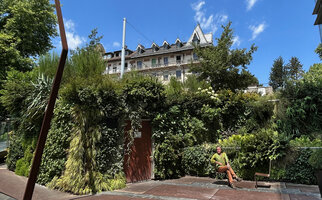 Patrick Blanc sitting in front of his vertical garden at SPG  Amandolier, Geneva, July 2023
