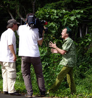 Patrick Blanc, tournage Des Racines et des Ailes à Khao Sok, Thailand, Aug. 2006