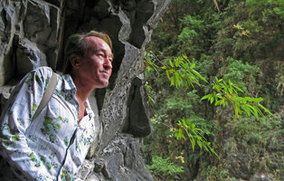 Patrick Blanc under Boehmeria densiflora, Taroko, Taiwan, Dec. 2009